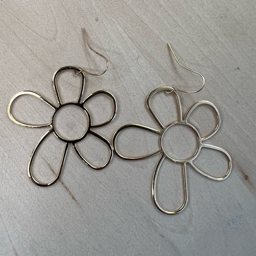 Hollow out flower drop earrings gold yellow color